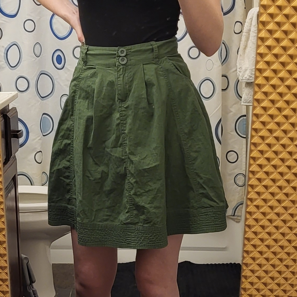 ✨️5/25✨️Green skirt with belt buckles and pockets